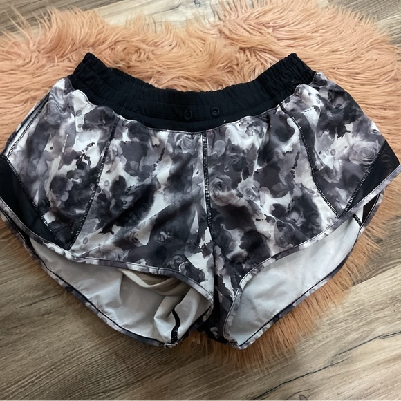 Lululemon Black And White Athletic Short Size 6 - Picture 3 of 9